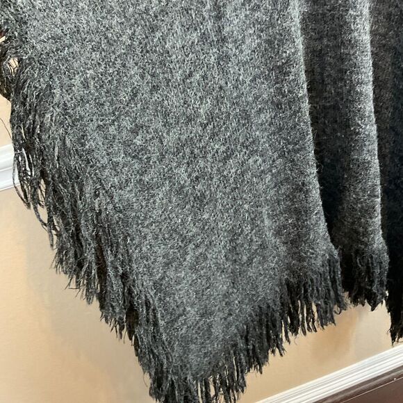 Do Everything In Love Gray Poncho OS Open Front Sweater Acrylic Warm Cozy Boho - Picture 5 of 11